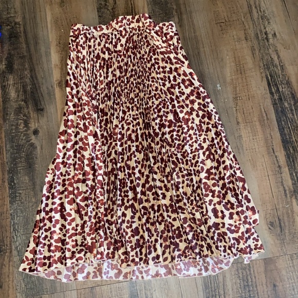 H&M burgundy leopard print pleated skirt
Size: 10 - Picture 3 of 5